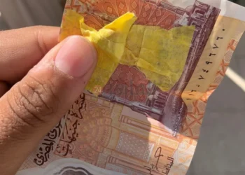 ضبط طالب ثانوية عامة أخفى سماعة غش داخل ورقة نقدية بقنا