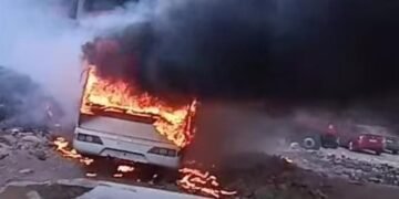 السيطرة على حريق فى أتوبيس بميدان الرماية