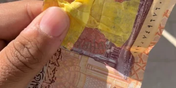 ضبط طالب ثانوية عامة أخفى سماعة غش داخل ورقة نقدية بقنا