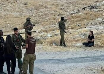 الاحتلال الإسرائيلي يحتجز عدداً من المواطنين بينهم مصاب جنوب الخليل
