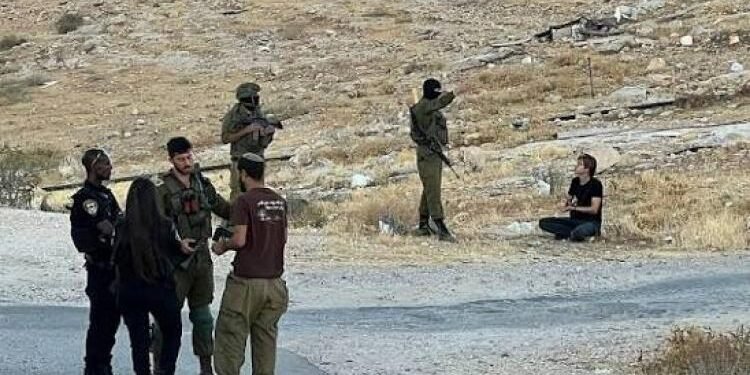 الاحتلال الإسرائيلي يحتجز عدداً من المواطنين بينهم مصاب جنوب الخليل