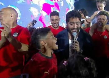 تامر حسني يشعل استاد القاهرة بـ”حلوة يا بلدي” في احتفالية تكريم منتخب مصر