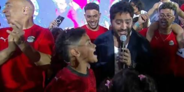 تامر حسني يشعل استاد القاهرة بـ”حلوة يا بلدي” في احتفالية تكريم منتخب مصر