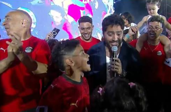 تامر حسني يشعل استاد القاهرة بـ”حلوة يا بلدي” في احتفالية تكريم منتخب مصر
