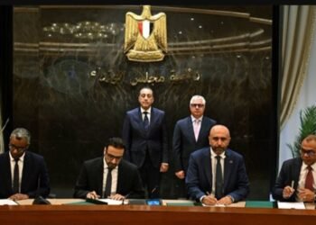 رئيس الوزراء يشهد توقيع 3 عقود لتقديم خدمات التخزين والتداول داخل المنطقة الاقتصادية لقناة السويس