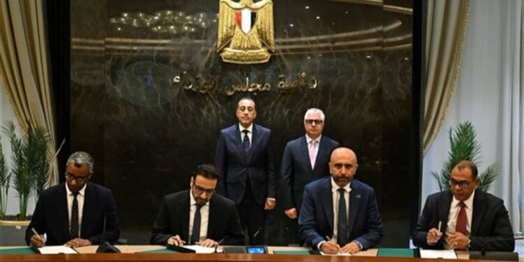 رئيس الوزراء يشهد توقيع 3 عقود لتقديم خدمات التخزين والتداول داخل المنطقة الاقتصادية لقناة السويس