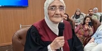 بعد رحلة بدأت عام 1953.. باحثة تحقق حلم الدكتوراه في سن الـ84 بجامعة المنصورة