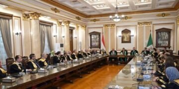 رئيس جامعة القاهرة يطلق خطة شاملة لتطوير معامل «علوم القاهرة»