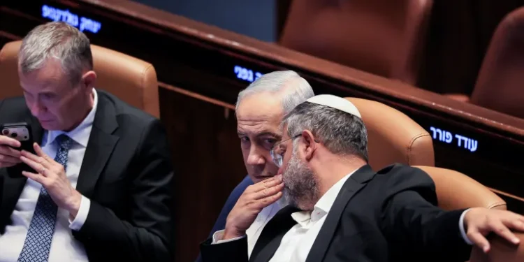 قبل 100 يوم من انتخابات إسرائيل.. نتنياهو يواجه منافسًا صاعدًا