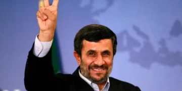 أحمدي نجاد يرد على “خطة إسرائيلية” مزعومة لتنصيبه.. ويصفها بـ”خيال هوليوودي”