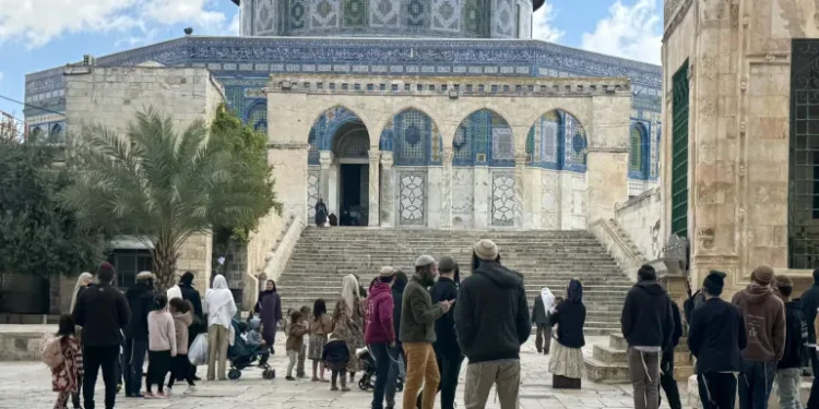 اقتحام الأقصى.. تصعيد إسرائيلي يشمل اعتقالات وإغلاق طرق
