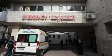 بريطانيا تندد باستمرار احتجاز مدير مستشفى كمال عدوان