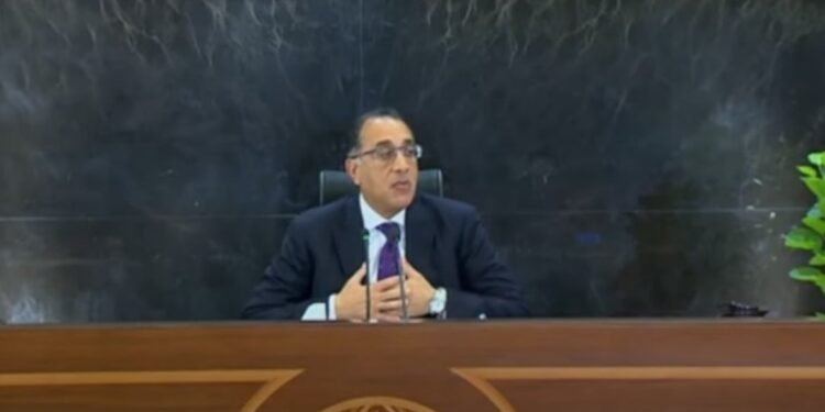 مدبولي يبحث حزمة حوافز لدمج العمالة غير المنتظمة والمصريين بالخارج في مظلة الحماية الاجتماعية