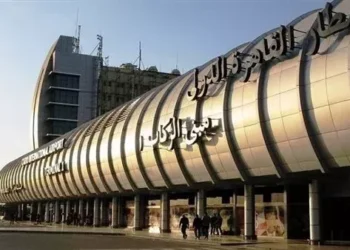 تأجيل محاكمة موظف كتب “يوجد قنبلة في الطائرة” على منديل ورقي انتقامًا من قائدها
