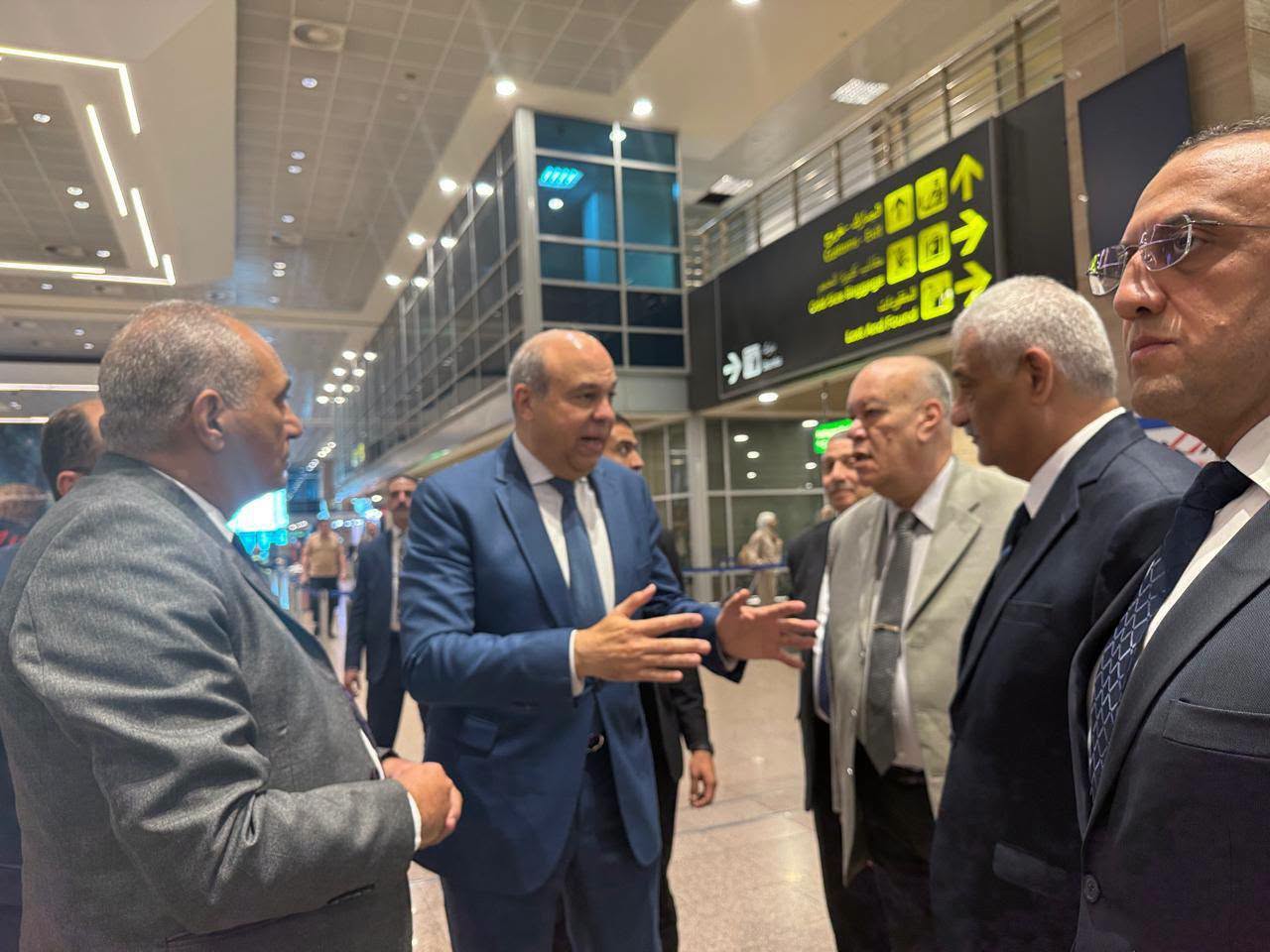 وزير الطيران يتفقد مطار القاهرة.. توجيهات بسرعة إنهاء إجراءات الركاب