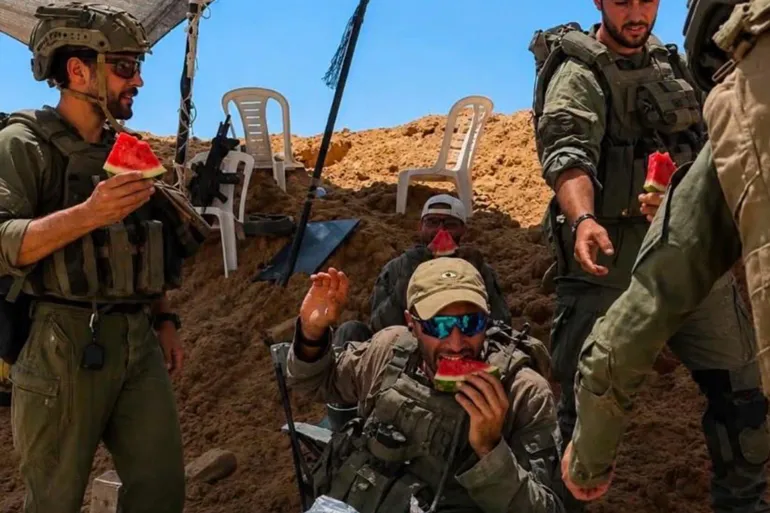 بعد نشر فيديو لجنود إسرائيليين.. لماذا أصبح البطيخ رمزًا للهوية الفلسطينية؟