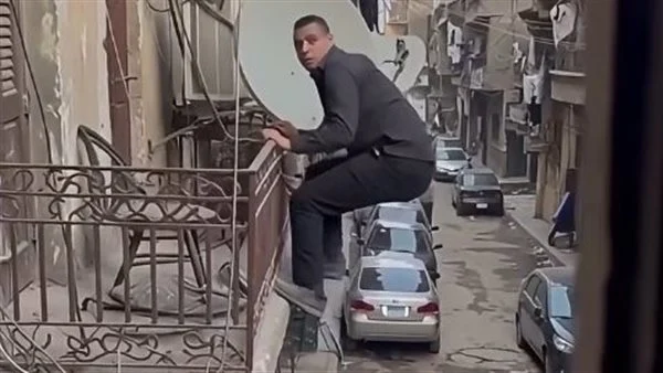 حقيقة فيديو لص تسلق شرفة أحد المنازل