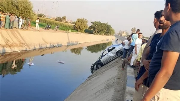 انقلاب سيارة ملاكي داخل ترعة في أوسيم.. والأهالي ينقذون قائدها