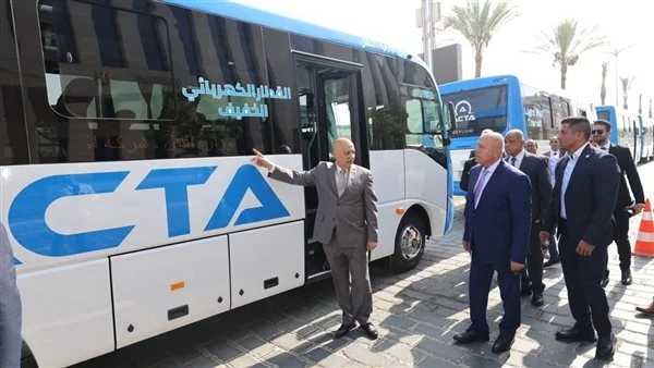 وزير النقل يدشّن 10 ميني باصات لربط حدائق العاصمة وزهرة العاصمة بمحطة القطار الكهربائي الخفيف