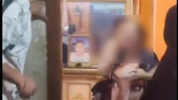 سيدة تستغيث من أبنائها وتدعي تعرضها للضرب.. والأمن يفحص الواقعة
