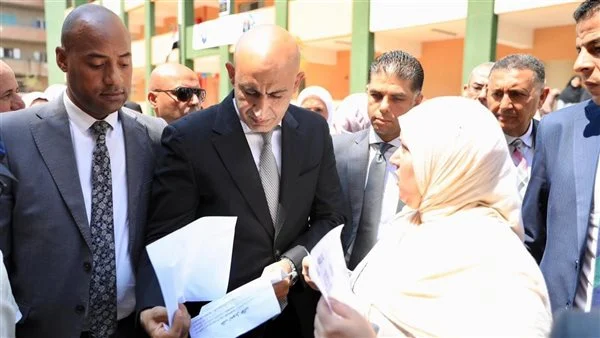 استجابة فورية.. وزير التعليم يوجه بنقل أبناء سيدة إلى مدرسة قريبة من منزلها