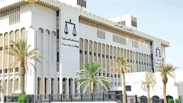 طوابع حكومية مزورة داخل مستشفى كويتي.. سقوط مصري وموظفة في واقعة صادمة