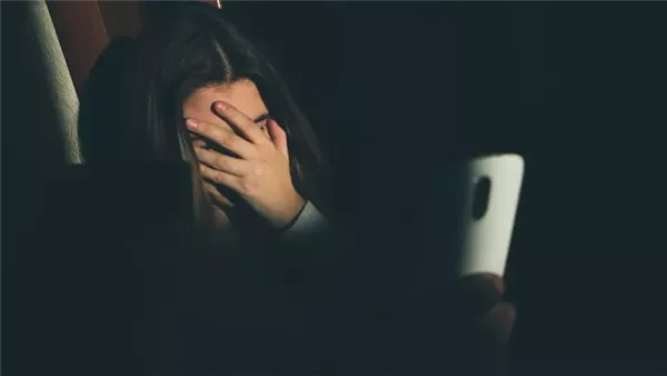 «طلب مني صور بملابس البيت».. سيدة تستغيث من مدرس سابق بالشرقية