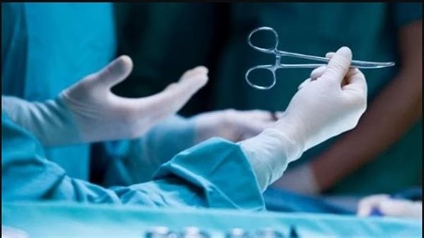 وفاة سيدة خلال إجراء عملية تغيير مفصل داخل مستشفى شهير.. تفاصيل