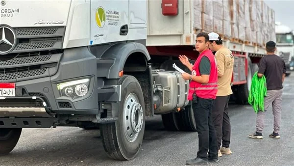 آلاف الأطنان تتحرك من مصر إلى غزة.. تفاصيل القافلة رقم 257