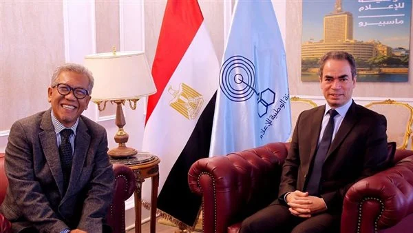 أحمد المسلماني يهدي سفير إندونيسيا مجموعة من أغاني أم كلثوم وكتاب “إسلام بلا أحزاب”