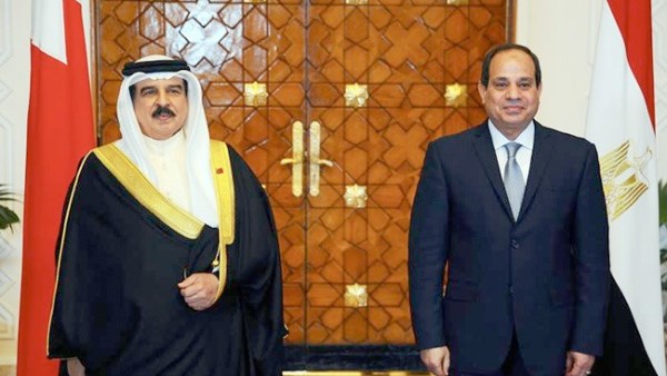 السيسي يستقبل ملك البحرين بمطار العلمين ويبحثان تعزيز التعاون الثنائي