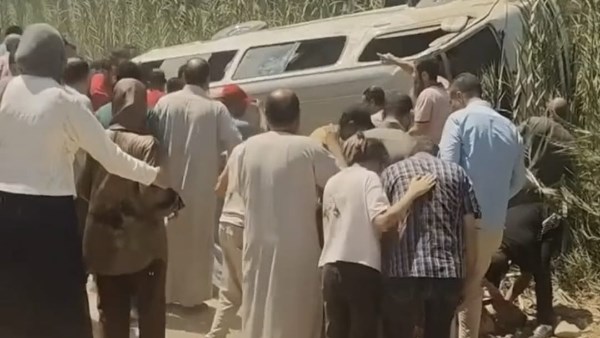 إصابة 7 أشخاص بعد انقلاب ميكروباص بسبب انفجار إطار في الغربية