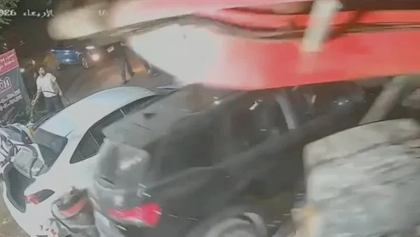 ونش بلا فرامل يحطم سيارات ويدهس أشخاصًا في التجمع.. ماذا حدث؟