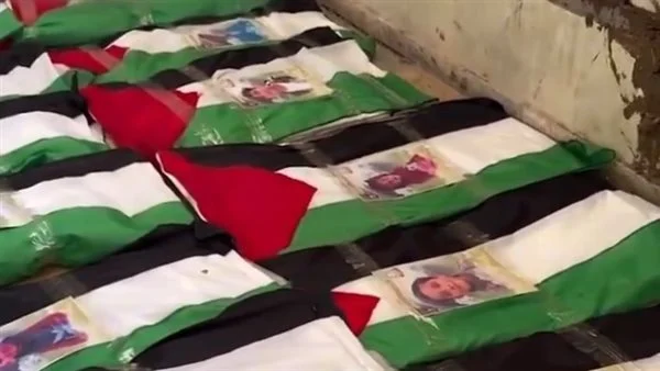 تشييع جثمان 112 شهيدًا في غزة بعد انتشالهم من تحت الأنقاض