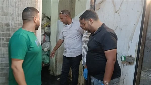 بعد بلاغ من مواطن..ضبط 8 أطنان لحوم وأحشاء فاسدة داخل ثلاجة بالعمرانية