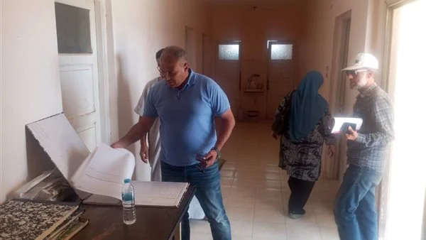 دفاتر الحضور تكشف الواقعة.. إحالة موظفين للتحقيق في مرسى مطروح