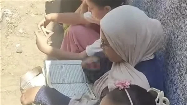 دموع أمام القبر.. أسرة ضحية منوف تزورها عقب إحالة طليقها للمفتي