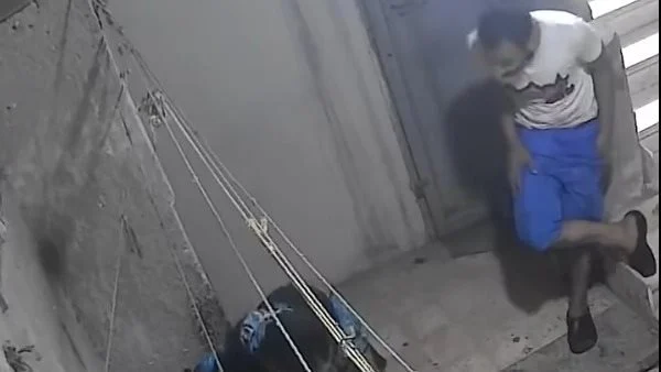 الأمن يضبط عاقًا طرد والدته المسنة ووجه لها السباب أمام الجيران في دار السلام