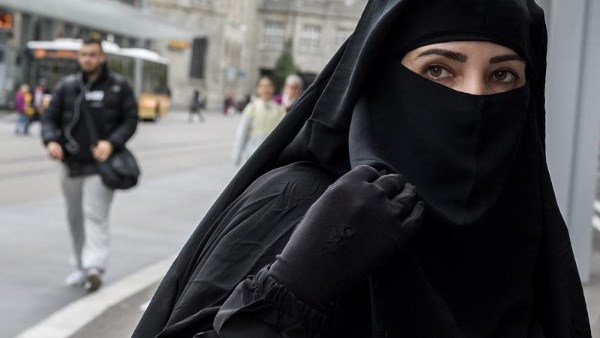إيطاليا تتجه لحظر النقاب والبرقع في الأماكن العامة بمشروع قانون جديد