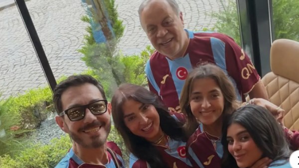 روجينا وأشرف زكي وأحمد زاهر في مدرجات طرابزون لمساندة محمد صلاح