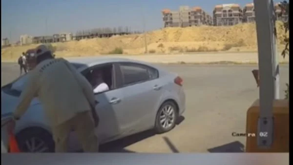 فيديو متداول يوثق الاعتداء على فرد أمن بالتجمع.. والداخلية تبدأ الفحص