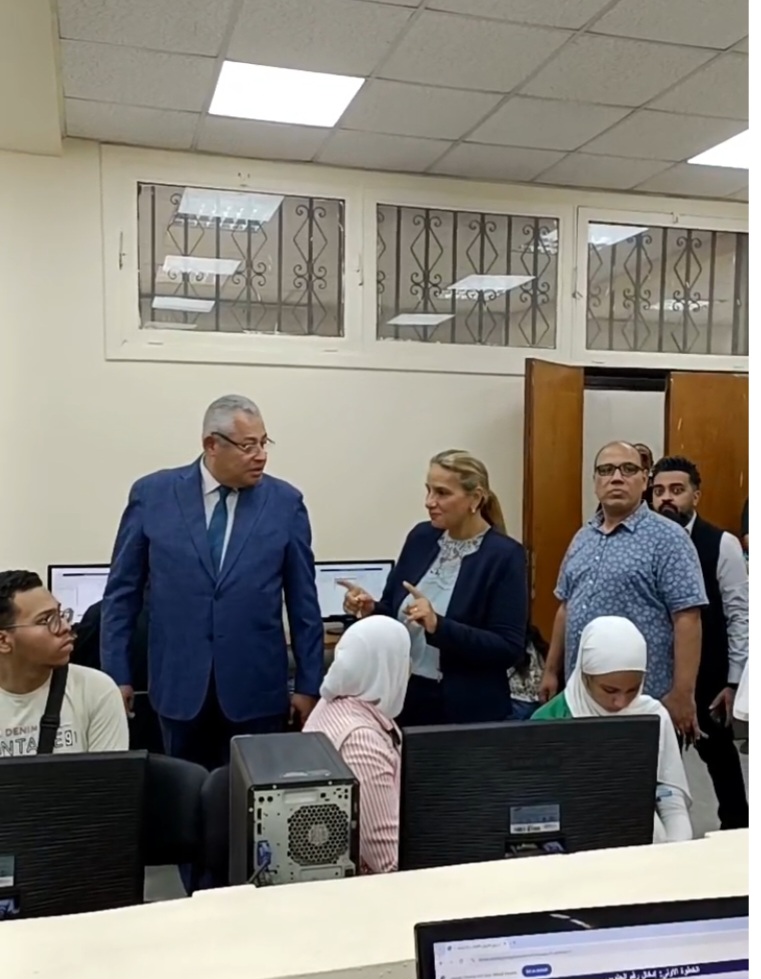 توافد طلاب الثانوية العامة على مكاتب التنسيق لتسجيل الرغبات
