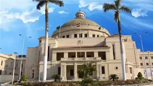 إقبال كثيف على مكتب تنسيق الجامعات بكلية الهندسة بجامعة القاهرة لتسجيل رغبات تنسيق المرحلة الأولى
