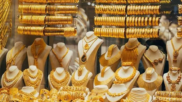 أسعار الذهب اليوم.. عيار 21 يتراجع والجنيه الذهب يخسر 240 جنيهًا