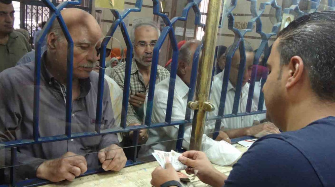 «منهم من ينتظر منذ 10 أشهر».. نائب يكشف استمرار أزمة صرف المعاشات