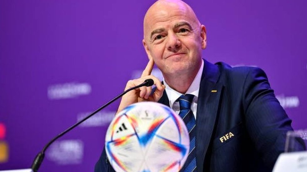 شكوى جديدة ضد رئيس فيفا.. اتهامات بانتهاك واجبات الحياد السياسي