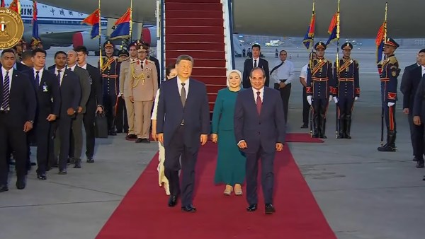 ضيف عزيز على ضفاف النيل.. السيسي يرحب بالرئيس الصيني