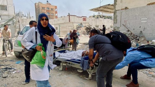 إصابة فلسطينيين في قصف إسرائيلي استهدف مخيم الشاطئ بمدينة غزة