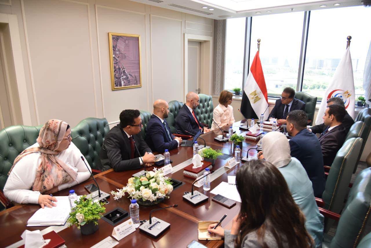 وزير الصحة يبحث مع «فيليبس» توطين صناعة الأجهزة الطبية