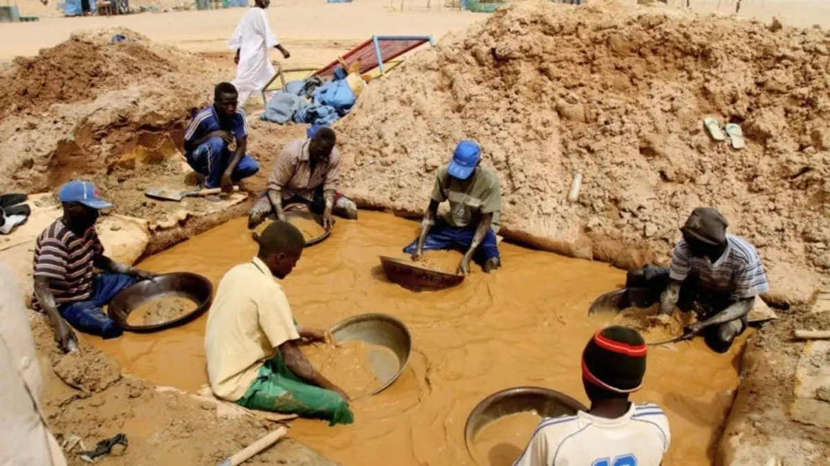 ذهب السودان في مهب الخلاف.. شركات التعدين تهدد بوقف الإنتاج أول أكتوبر